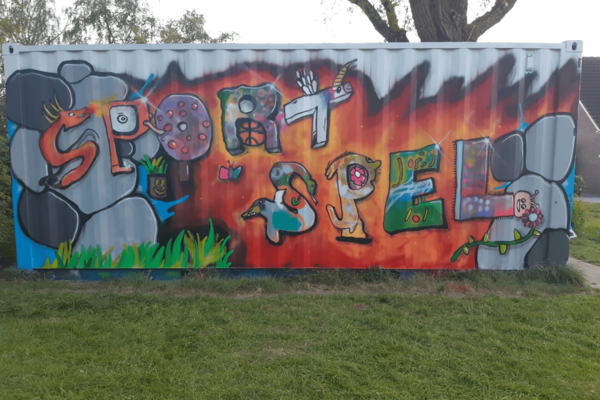 Zeecontainer door kinderen bespoten met graffiti.