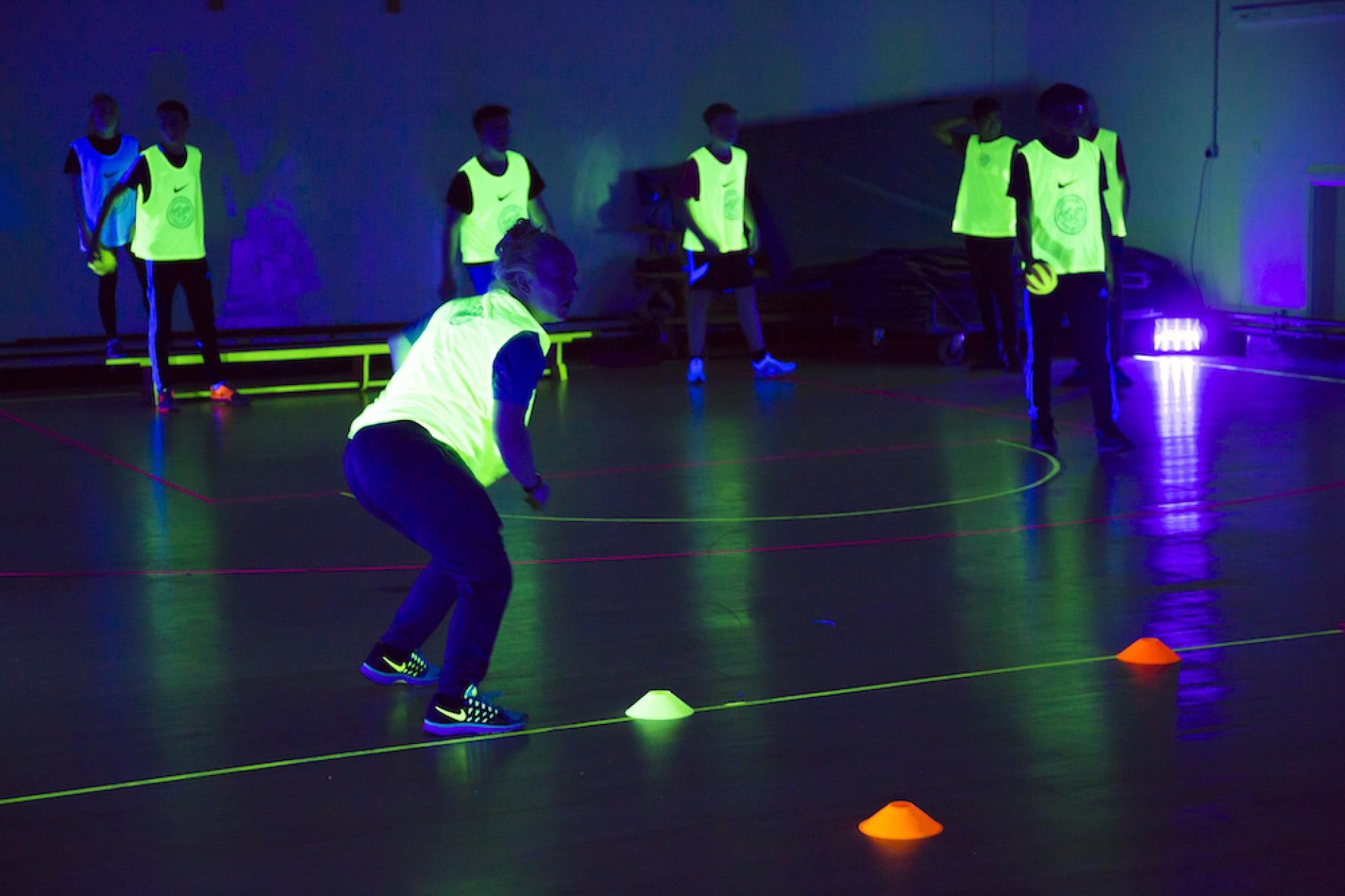 Glow in the dark voetbal, hockey en lasergamen