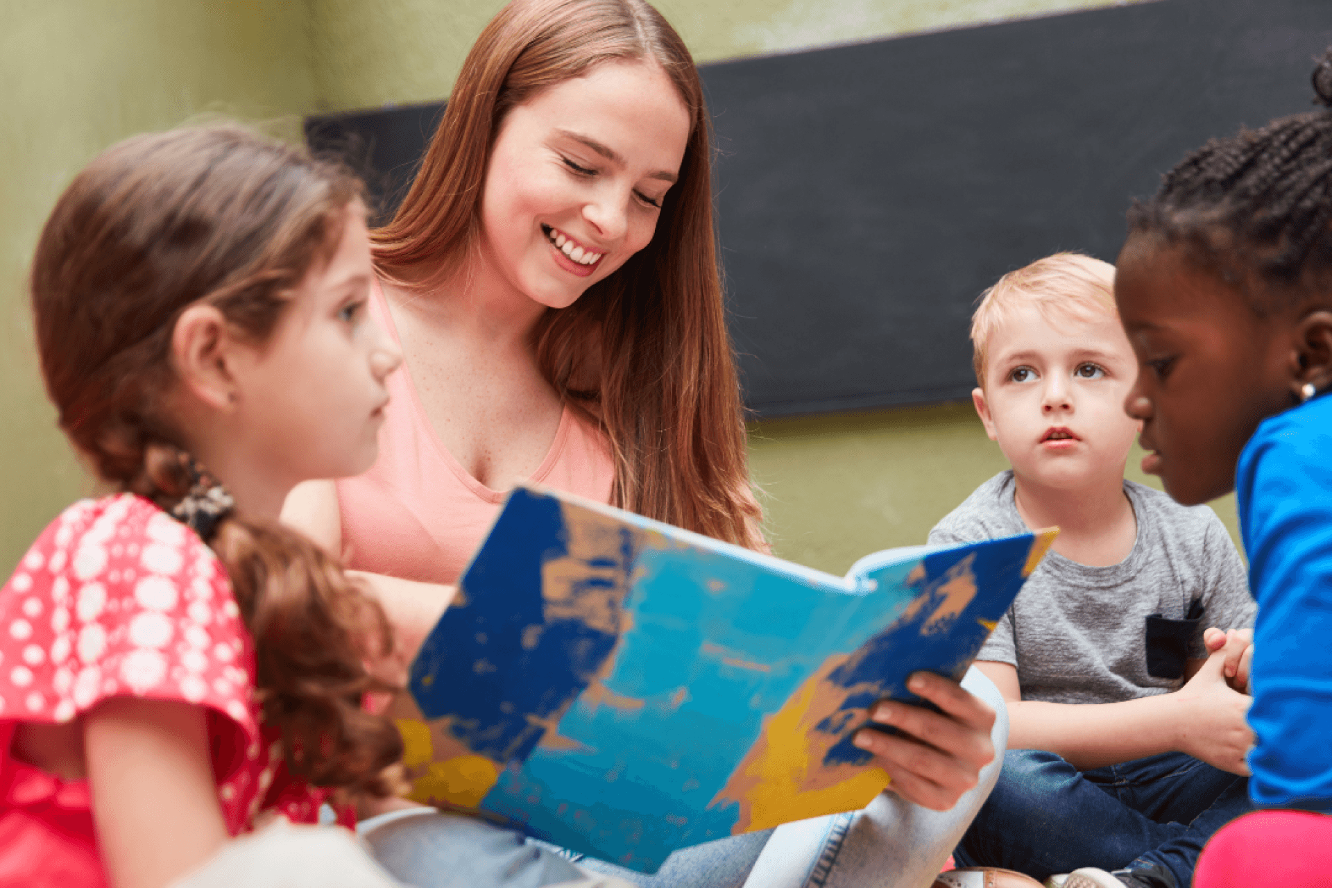 Vrouw leest voor aan kinderen