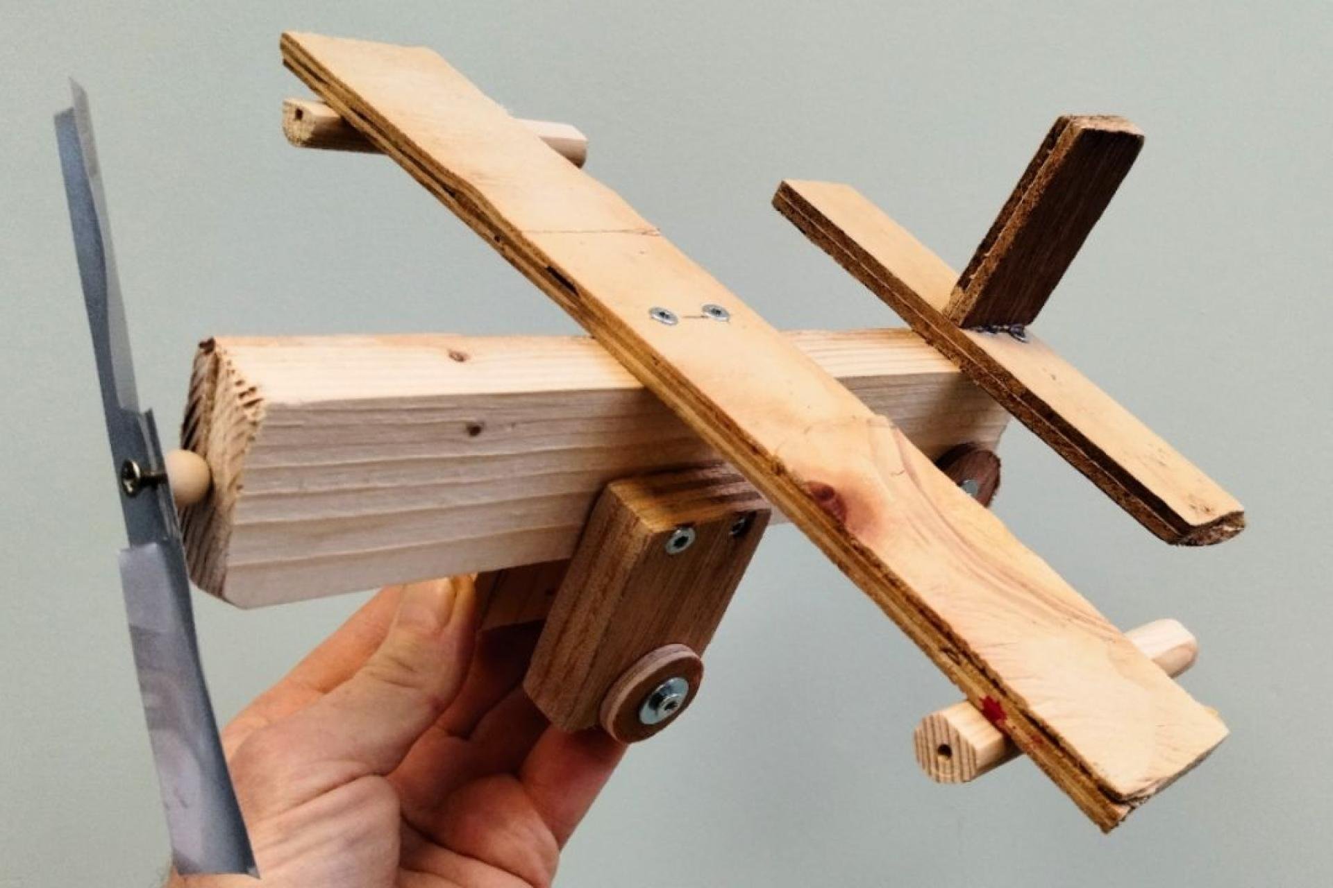 Een zelfgebouwd houten vliegtuig