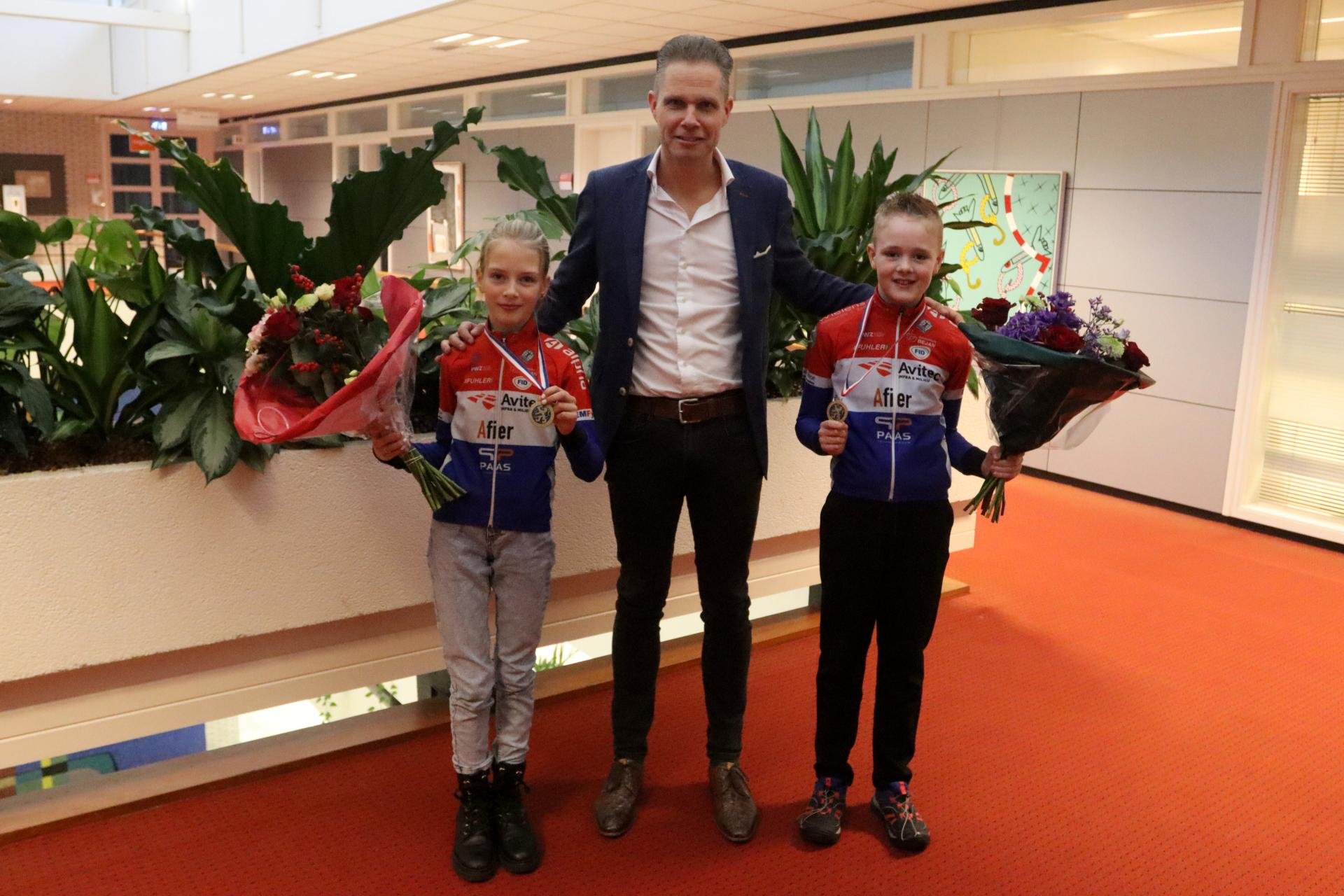 Wethouder Pascal Schrik met sportkampioenen Pepijn Kuipers en Eline Scheve