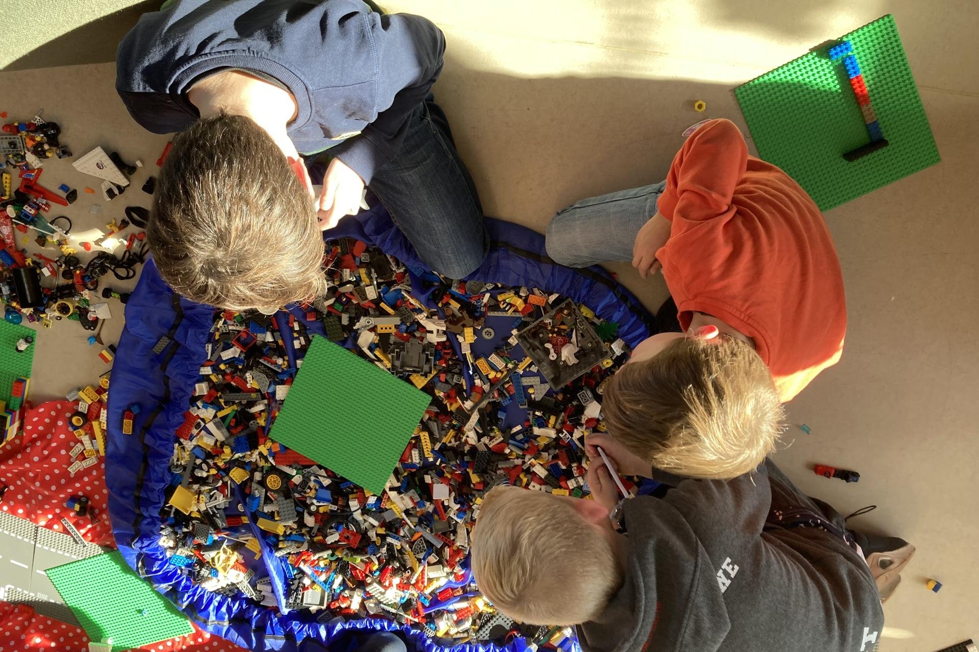 Kinderen spelen met lego
